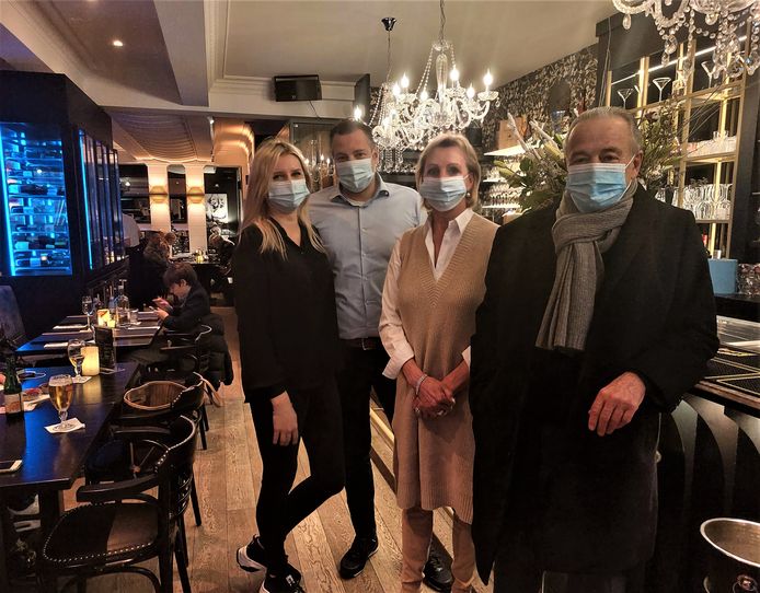 Zaakvoerder Cedric Mertens, met rechts ouders en oprichters Raymond en Marceline en links zijn vriendin Kathy Komarova.