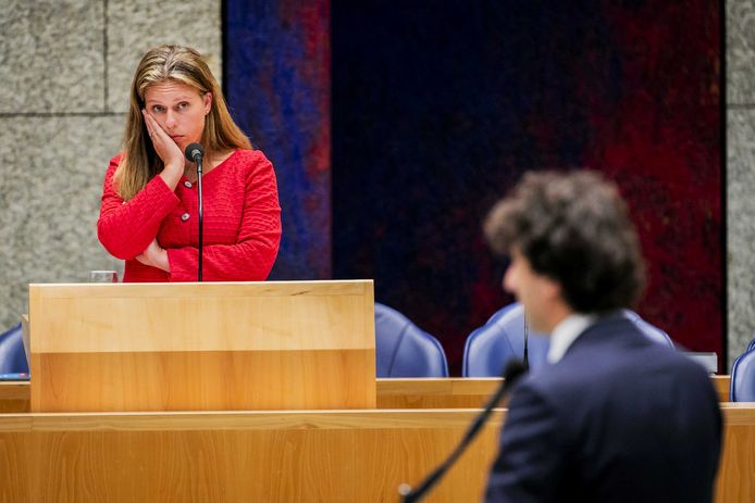 Carola Schouten, minister van Landbouw, in debat met Jesse Klaver (GroenLinks) tijdens een debat met de Tweede Kamer over de aanpak van de stikstofproblematiek.