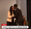 ⁣Een ondeugende student beklom tijdens Meghan Markles speech op Internationale Vrouwendag het podium en gaf haar een kus en een knuffel.