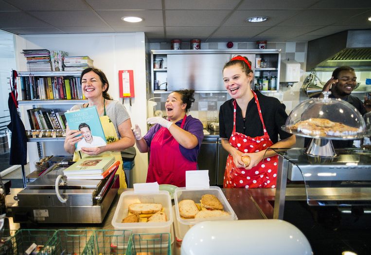 Van links af: keukenhoofd Sue Smith, Bianca, Masja Ottenheim en Michael in het bedrijfsrestaurant van Reclassering Nederland in Rotterdam. Beeld Jiri Buller