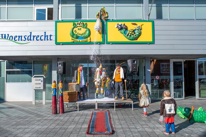 Er reed zaterdagmiddag toch nog een kleine optocht door Wjeeldrecht (Woensdrecht en Hoogerheide). Dat had alles te maken me de intocht van prins Marinus die vanuit de prinsenwagen zijn leutige onderdanen toezwaaide.

De prinsenwagen werd gevolgd enkel kleine wagens met daarop de grootse boer Theodoor, nar Tino en dweilband Ier Eddut. De optocht ging van start bij café Non Plus Ultra en eindigde bij het gemeentehuis in Hoogerheide. De intocht was op het laatste moment ingelast omdat het een paar weken geleden her er nog naar uit zag dat een heleboel carnavalsactiviteiten door corona niet door zouden gaan waaronder ook de intocht van prins Marinus.