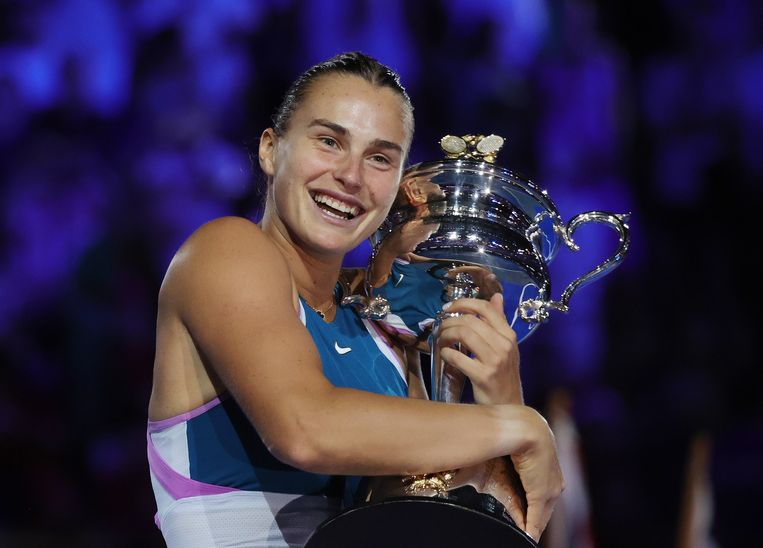 Aryna Sablenka toont trots de trofee.

 Beeld EPA