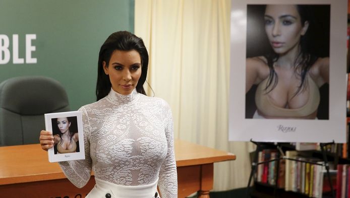 Kim Kardashian Bant Selfies Tijdens Presentatie Selfieboek