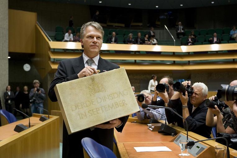 Minister van FinanciÃ«n Wouter Bos poseert met zijn koffertje tijdens de aanbieding van de Miljoenennota in de Tweede Kamer. (ANP) Beeld 