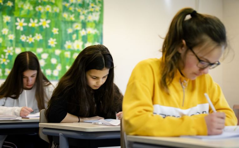 Leerlingen van basisschool 't Palet in Gouda leggen de Centrale Eindtoets af. Beeld ANP