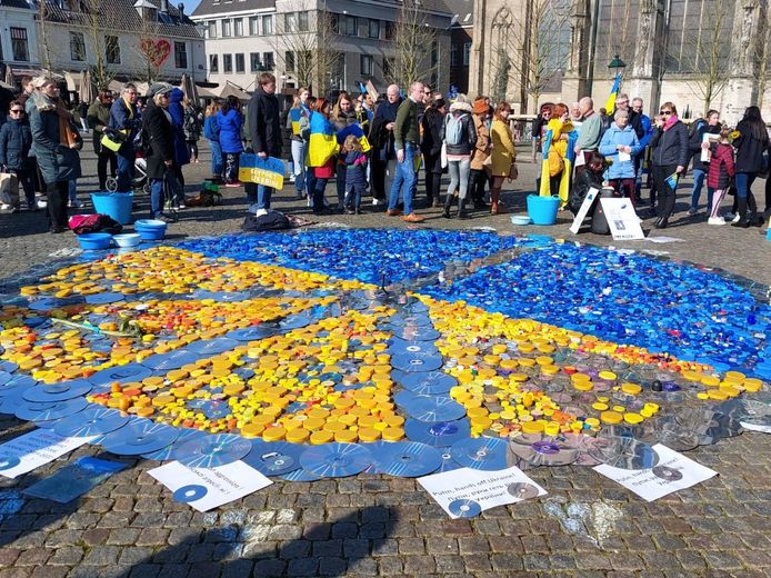 Het geel-blauwe vredesteken, in de kleuren van de Oekraïense vlag, is klaar.