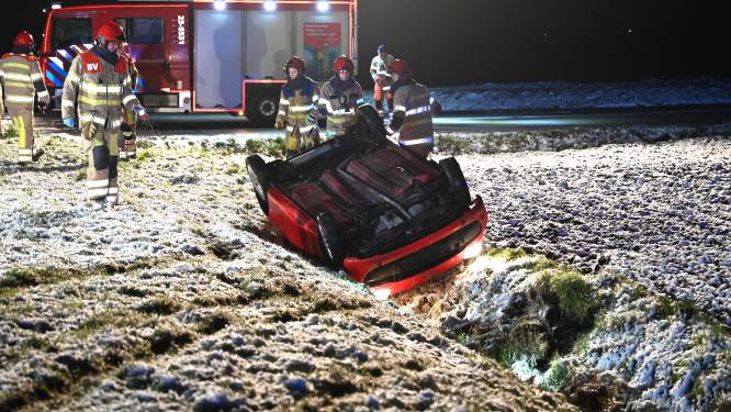 Auto eindigt op de kop in greppel na ongeluk door gladheid in Dronten 