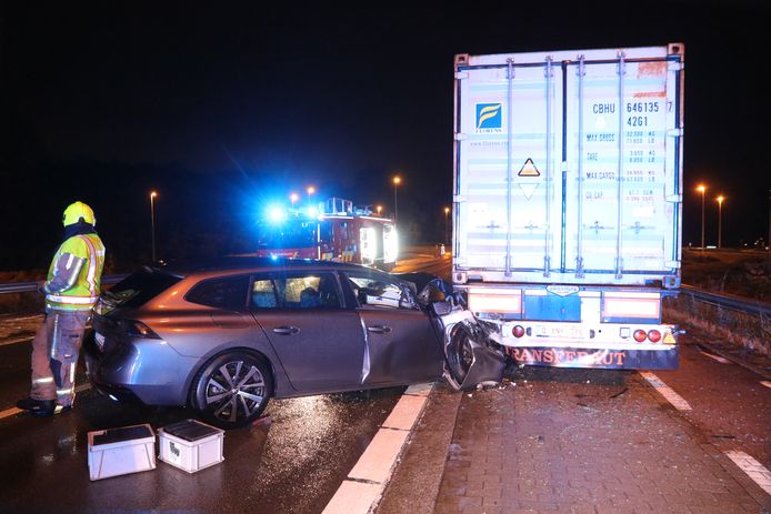Bestuurder crasht tegen geparkeerde vrachtwagen in Trompstraat in Kemzeke.