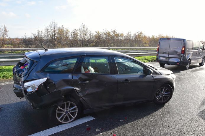 Een dame in een Ford Focus werd op de E430 in Sint-Eloois-Winkel aangereden door een Renault Mégane, waarvan de bestuurder de file niet had opgemerkt.