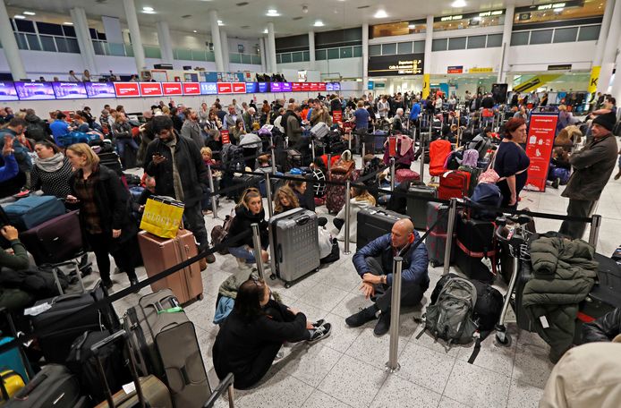 Honderden mensen die toch naar de luchthaven kwamen of er al waren, wachten in Gatwick tot de luchthaven opnieuw open kan gaan.