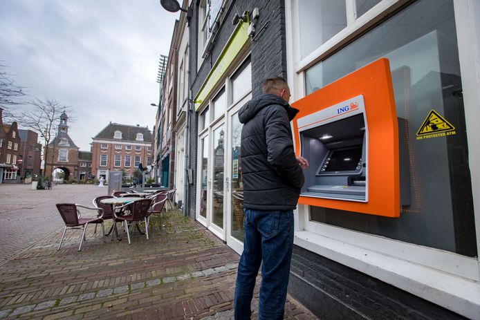 Geldautomaten krijgen vanaf volgend jaar allemaal hetzelfde uiterlijk. Onder meer de oranjegekleurde automaten van ING verdwijnen en maken plaats voor gele exemplaren.