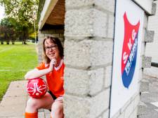 Voetbalclub SVG in Tilburg verwelkomt olympische vlam voor dames G-voetbal