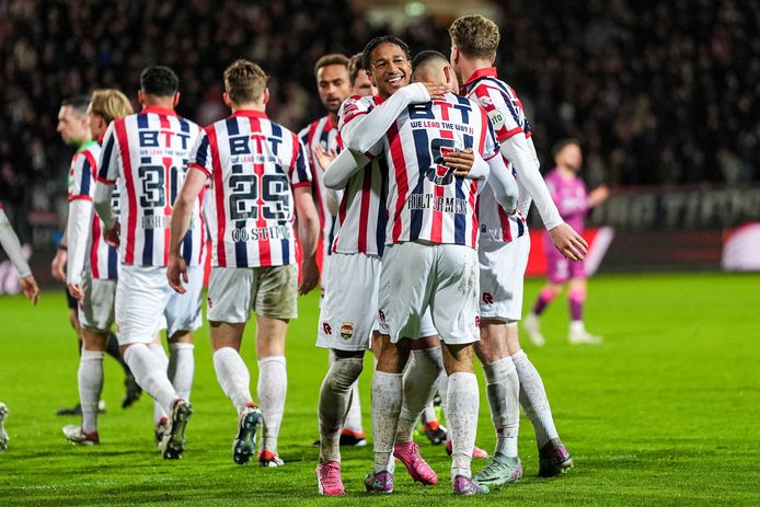 Willem II-spelers juichen na de 2-0.