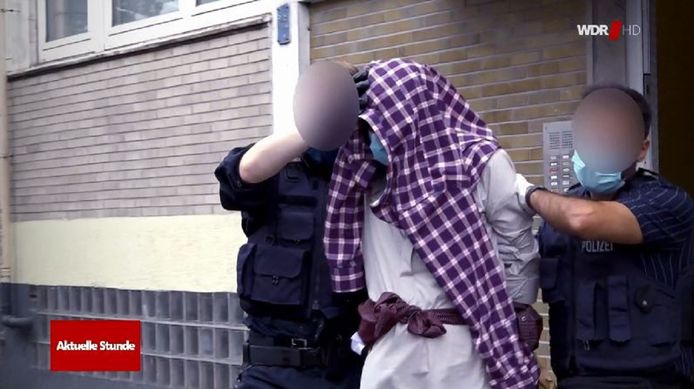 De 16-jarige na zijn arrestatie in het appartement waar hij met zijn vader en twee broers woont.