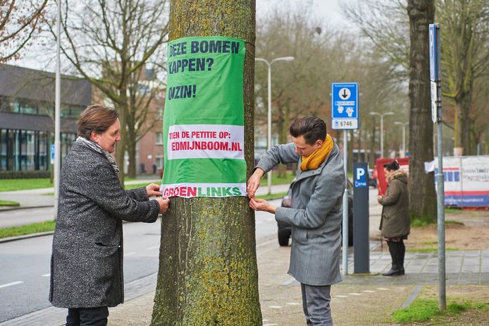 Dolf Warris (links) eerder dit jaar, toen hij een spandoek ophing als protest tegen de kap van bomen aan de Raadhuislaan in Oss.