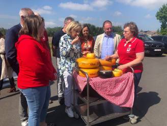 Vlaams minister Hilde Crevits trapt Week van de Korte Keten af op zuivelbedrijf in Jabbeke: “We verkopen alles meteen op de markt aan de consument”