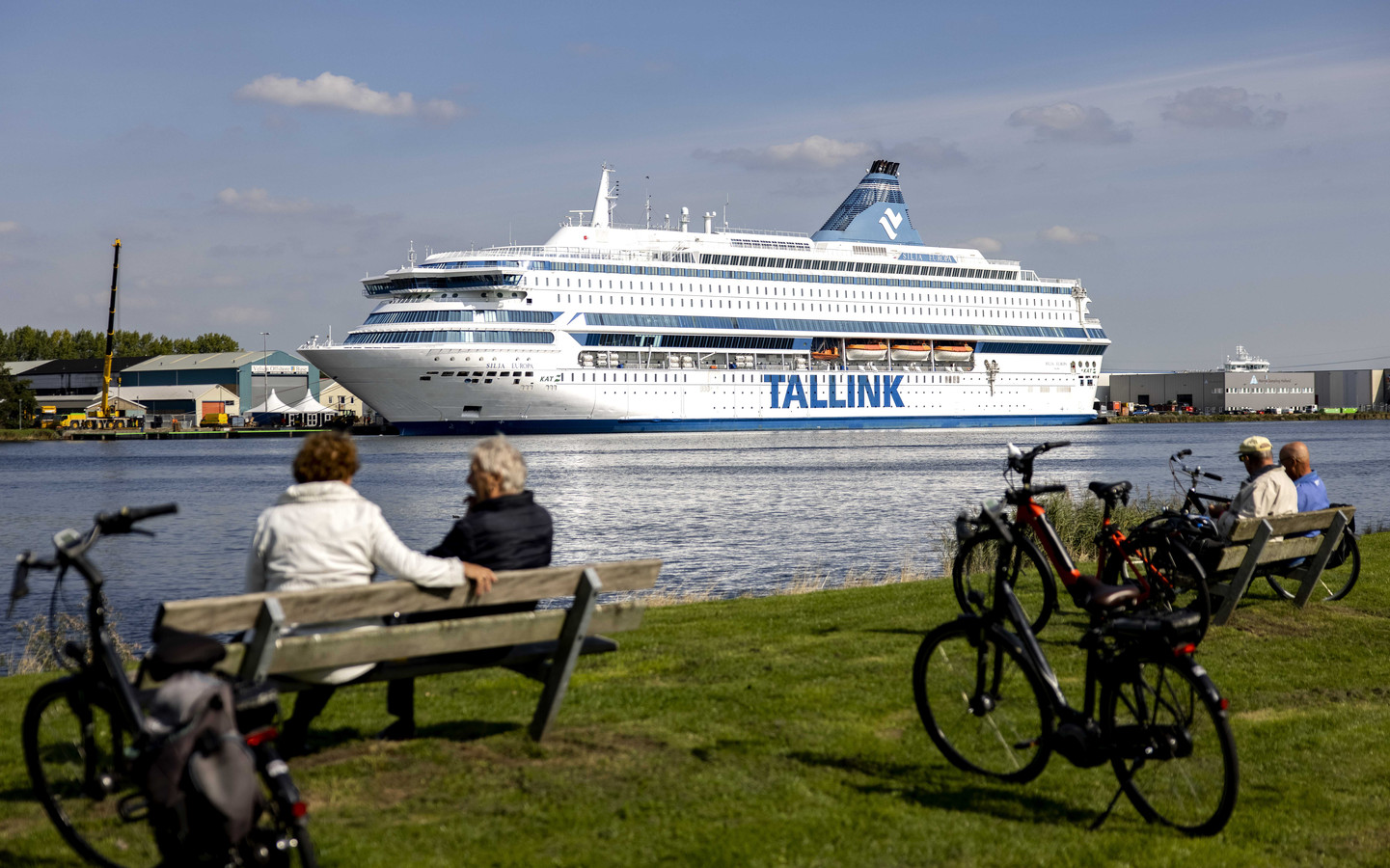 Het schip Silja Europa ligt aangemeerd aan de VOB-kade in Velsen-Noord.