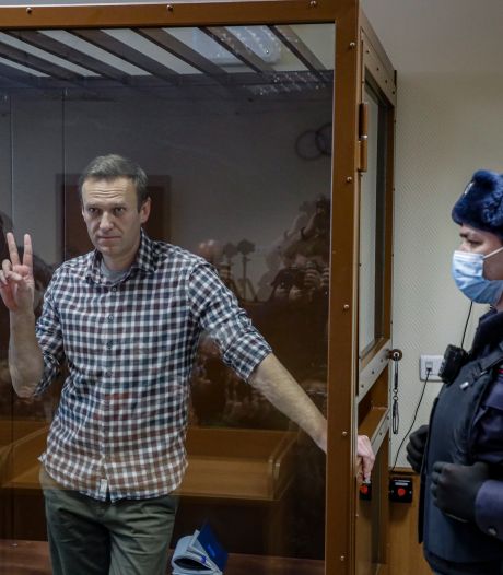 Navalny afgevoerd naar ziekenhuis strafkamp: ‘Celgenoten hebben tbc’