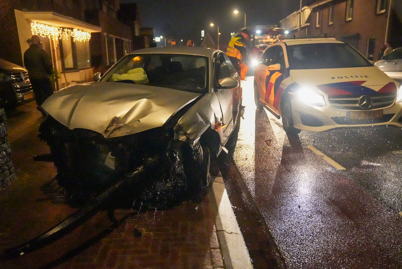 Auto ramt gat in gevel bij achtervolging in Helmond ‘Geluk dat honden