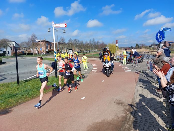 De eerste lopers van de Stevensloop 2023 op de Turennesingel in Lent, waar ze al na een kwartier arriveerden.