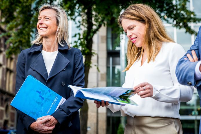 Minister Kajsa Ollongren (links) en Carola Schouten nemen het investeringsaanbod Kansen in Overijssel in ontvangst.
