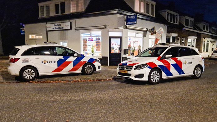 De politie doet onderzoek bij Restaria Snackhoek in Enschede.