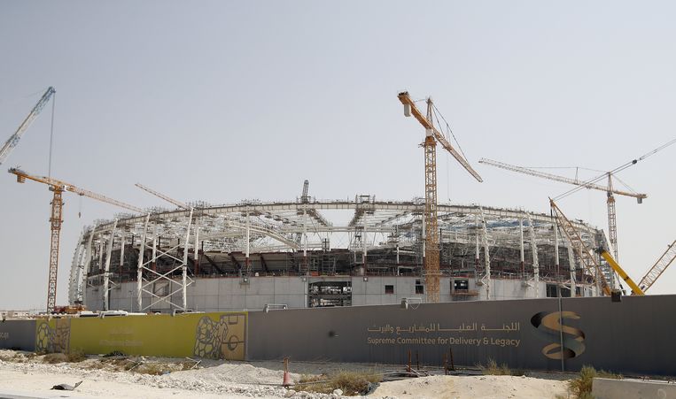 Het Al Thumamastadium in Doha, in oktober nog in opbouw. Tussen 400 en 500 gastarbeiders zijn gestorven bij de constructiewerken. Beeld Photo News