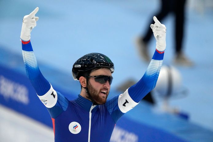 Daniil Aldoshkin steekt zijn middelvingers in de lucht na de zege op Amerika in de halve finale.