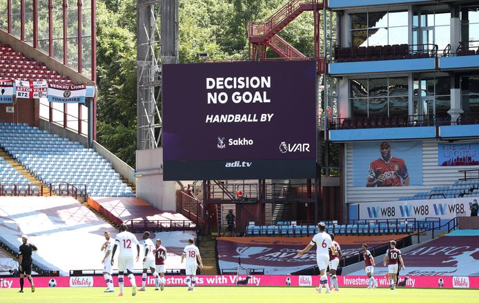 De goal van Sakho wordt afgekeurd.