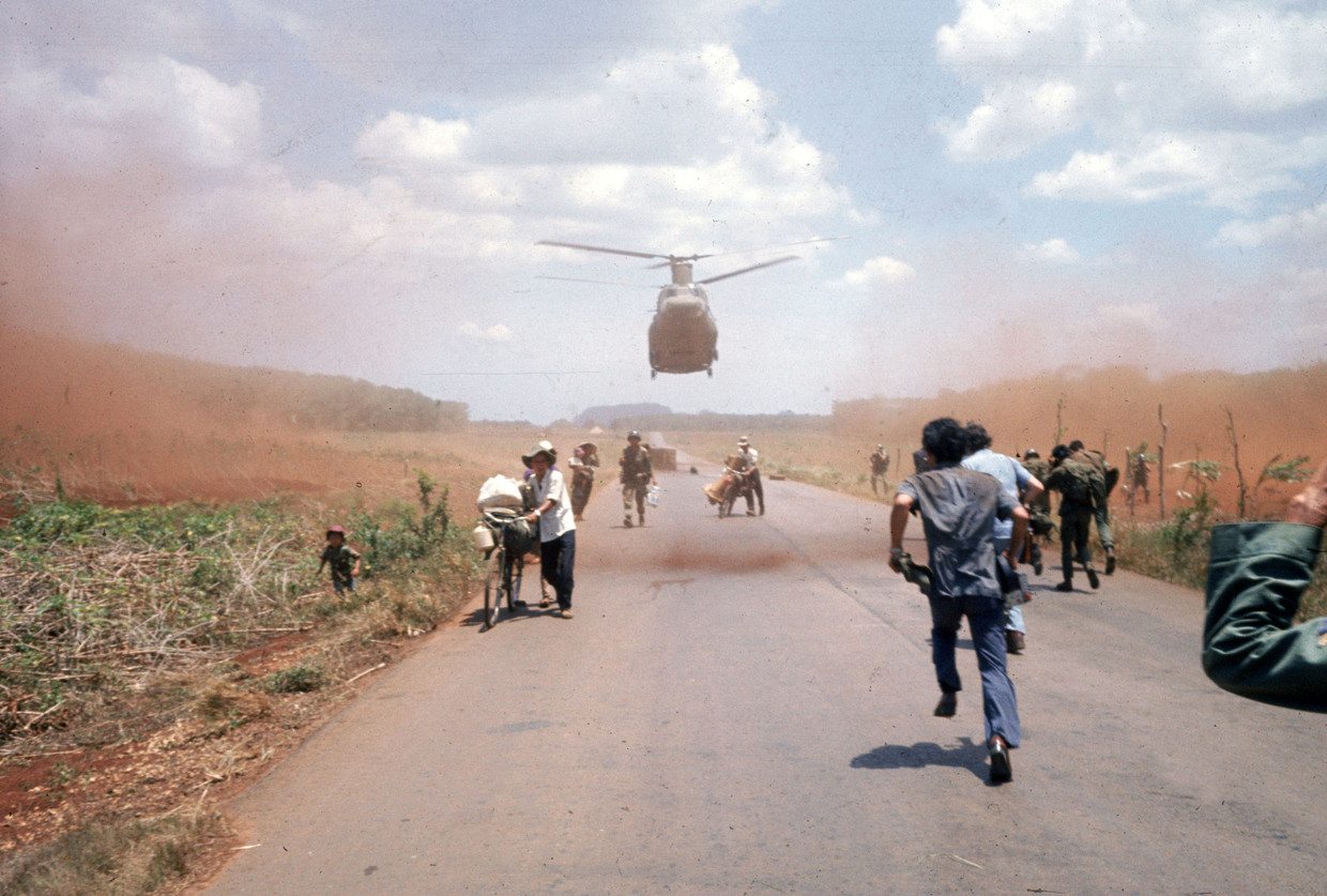 Vietnamezen ontvluchten Saigon met hulp van Amerikaanse troepen, 1975. Beeld Getty Images