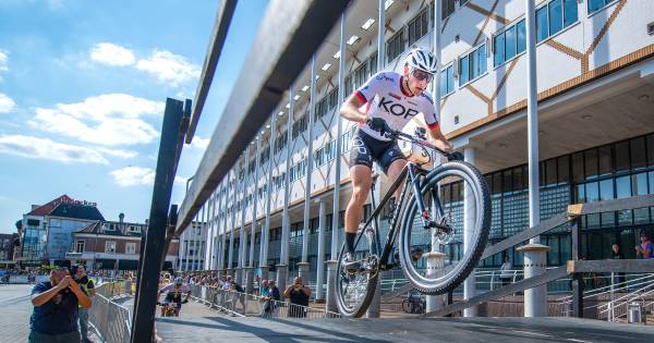 Jeroen van Eck met een speciaal masker op jacht naar de WK-titel in China