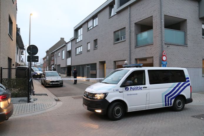 De straat is volledig afgesloten door de politie.