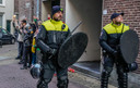 De anti-zwarte piet demonstranten werden voor hun eigen veiligheid beschermd tegen de pro zwarte pietengroep In de rozemarijnstraat.