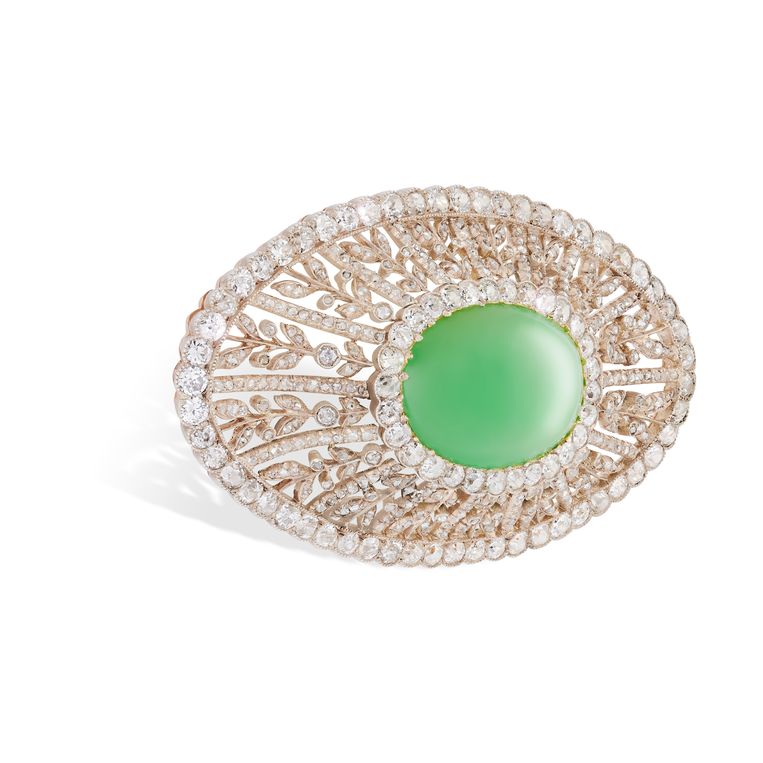 Op de Tefaf: een broche met diamanten en jade van Fabergé die ooit toebehoorde aan een overgrootmoeder van de Britse koning Charles III. Beeld Tefaf