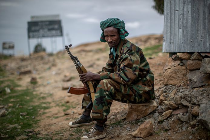 Een strijder van het TPLF aan een bewakingspost in Tigray.