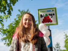 Naomi (10) uit Heerde heeft haar eigen verkeersbord bij school