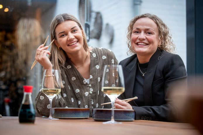 Femke van Orsouw (links) en Anne Aarts zijn blij met de mogelijkheid van sushibezorging in Luyksgestel.