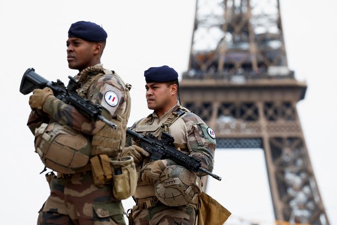 Gewapende Franse soldaten patrouilleren op het Trocadero-plein nabij de Eiffeltoren als onderdeel van het ‘Vigipirate’-veiligheidsplan.