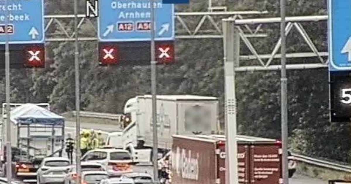 Flinke file door ongeluk op A50: ruim een half uur vertraging richting Arnhem.