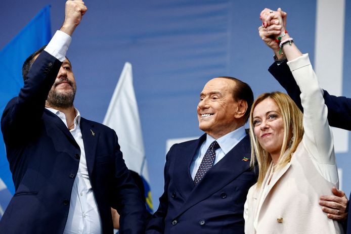 Giorgia Meloni (rechts) met Silvio Berlusconi van Forza Italia (midden) en Lega-leider Matteo Salvini (links).
