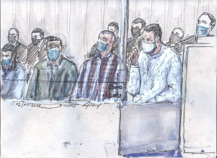 Een schets van de beschuldigden: Osama Krayem (L), Mohamed Abrini, Mohamed Amri en Salah Abdeslam (R).