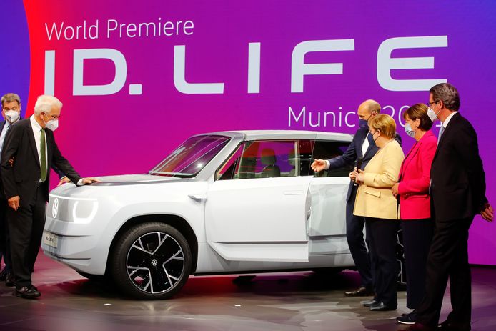 Bondskanselier Angela Merkel neemt een kijkje bij de Volkswagen ID.Life concept car tijdens de autoshow IAA in München. Naar verluidt werkt Skoda aan een eigen versie van dit model