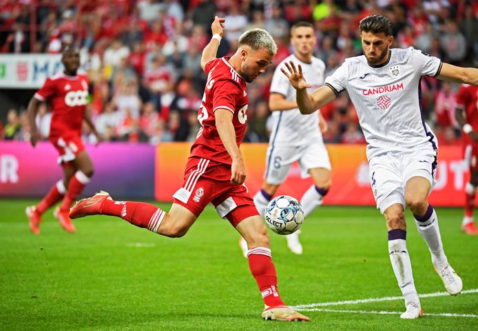 Nicolas Raskin face à Wesley Hoedt