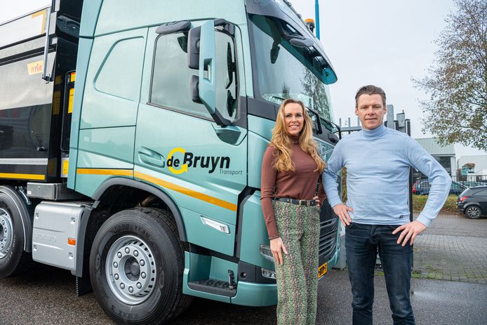 Tirza de Bruyn en haar broer Jouri van het gelijknamige transportbedrijf. De onderneming uit Oudewater schaft vier elektrisch aangedreven vrachtwagens aan.
