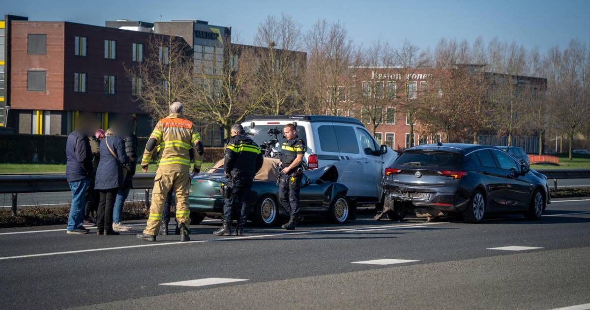 A12 bij Zevenaar uur dicht na aanrijding met vier auto’s, weggebruiker steekt over om te helpen.