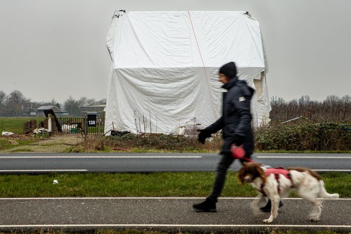 Al maanden is dit het zicht van voorbijgangers op de Van Heemstraweg 138 in Dreumel