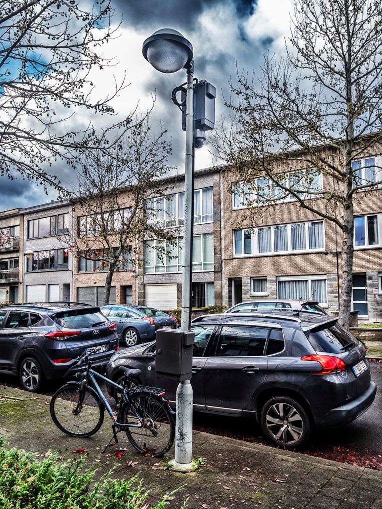 Discreet zijn de camera’s niet. Het systeem van een intelligente ANPR-camera, die een verdachte nummerplaat meteen oppikt en in digitale dialoog gaat met gelijkaardige camera’s, lijkt wel te renderen. Beeld Tim Dirven