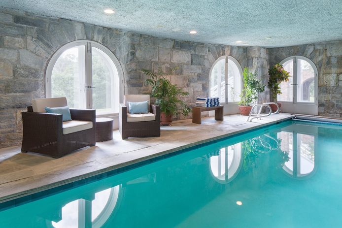 Luxe troef: naast dit  indoor zwembad, is er ook eentje in openlucht.