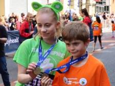 Meisje (15) dat niet meer kon lopen na aanslag rent 'marathon' voor goed doel