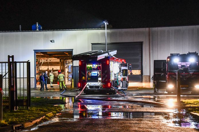 De brandweer moest twee keer in actie komen voor de brand op het bedrijventerrein in Lelystad.